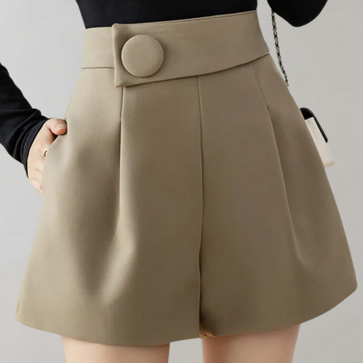 High-waist wide-leg shorts with a stylish button