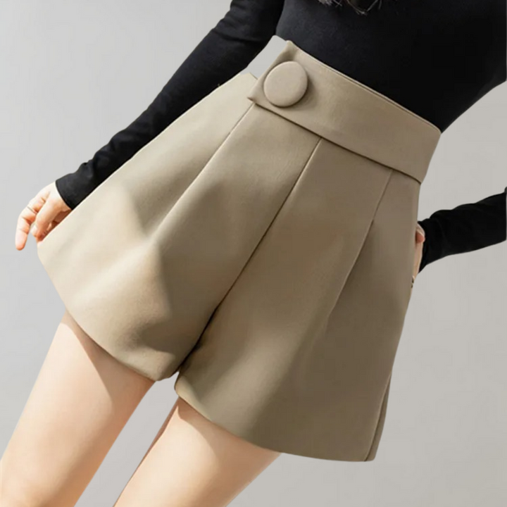 High-waist wide-leg shorts with a stylish button