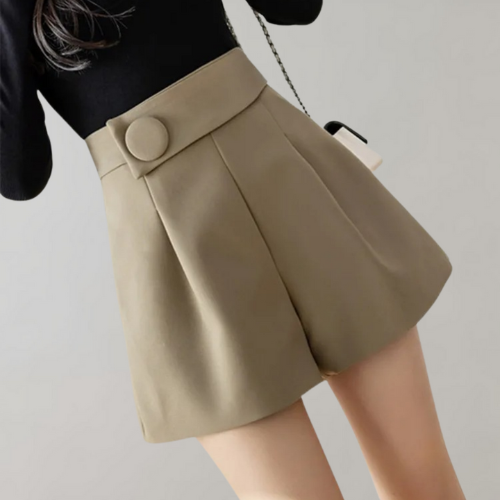 High-waist wide-leg shorts with a stylish button