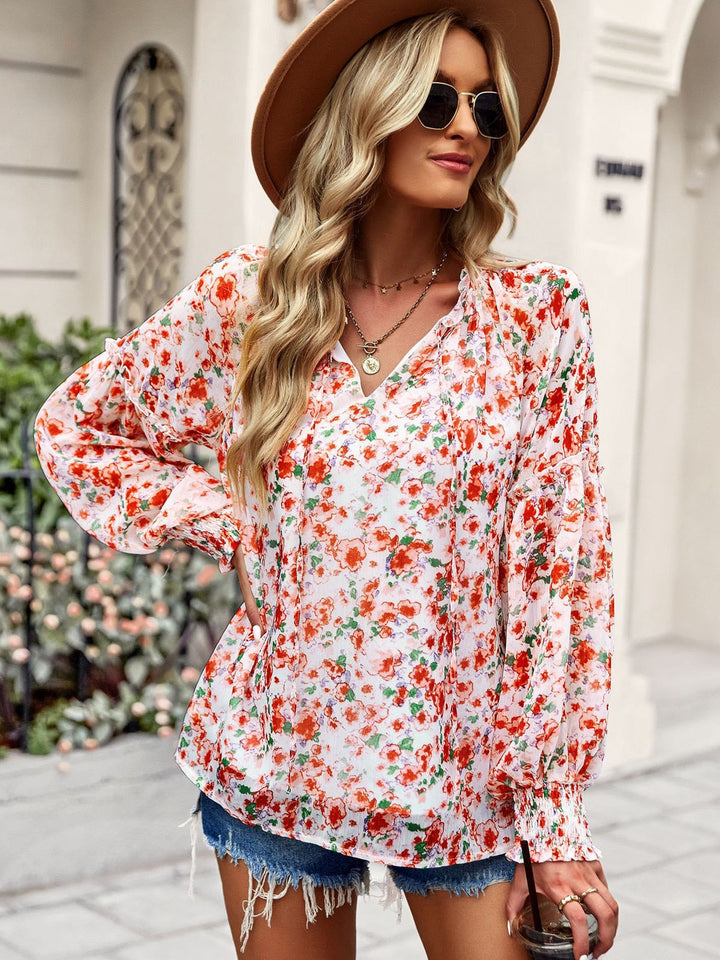 V-neck blouse with long sleeves and elastic cuffs